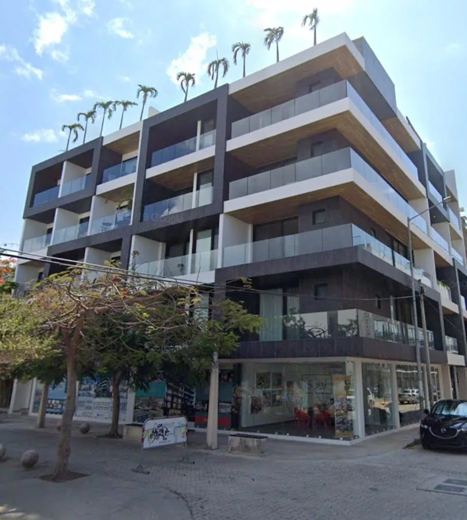 Building exterior on the street – 1-bedroom condo for rent on Fifth Avenue, Playa del Carmen