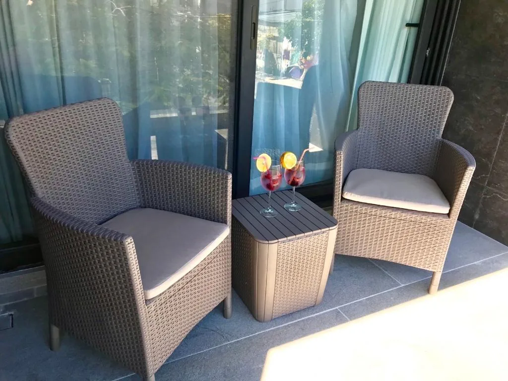 Balcony with wicker chairs – 1-bedroom condo for rent on Fifth Avenue, Playa del Carmen