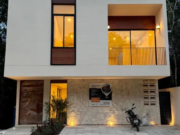 Fachada principal al atardecer – casa de 3 recámaras en Residencial Valenia, Playa del Carmen