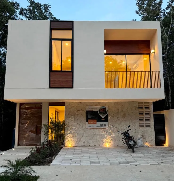 Front facade at dusk – 3-bedroom house in Residencial Valenia, Playa del Carmen