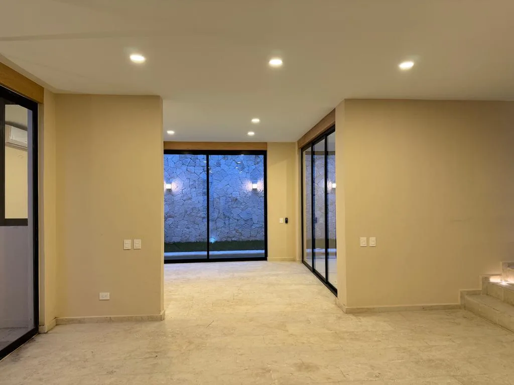 Open-plan ground floor with glass doors – 3-bedroom house in Residencial Valenia, Playa del Carmen