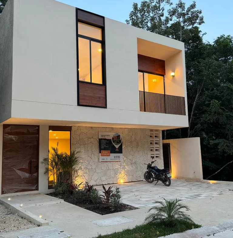 Front facade with garage – 3-bedroom house in Residencial Valenia, Playa del Carmen