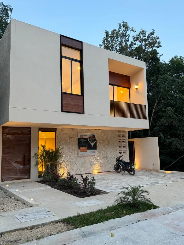 Front facade with garage – 3-bedroom house in Residencial Valenia, Playa del Carmen