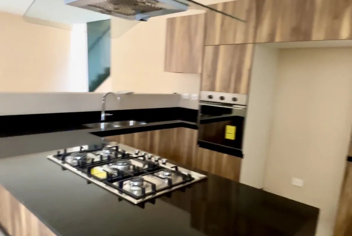 Kitchen with range hood – 3-bedroom house in Residencial Valenia, Playa del Carmen