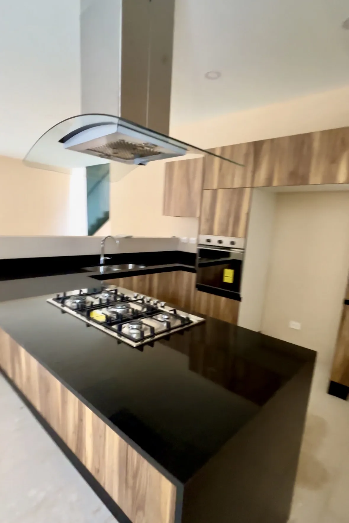 Kitchen with range hood – 3-bedroom house in Residencial Valenia, Playa del Carmen
