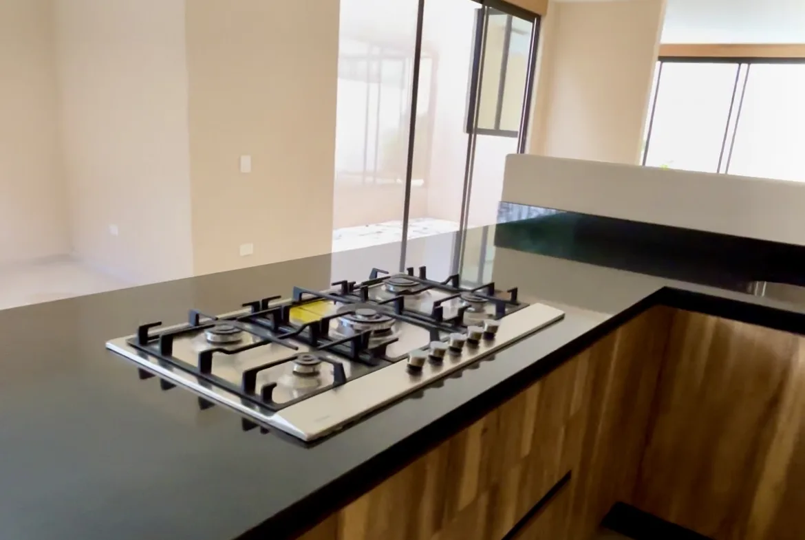 Kitchen with gas cooktop and granite countertop – 3-bedroom house in Residencial Valenia, Playa del Carmen
