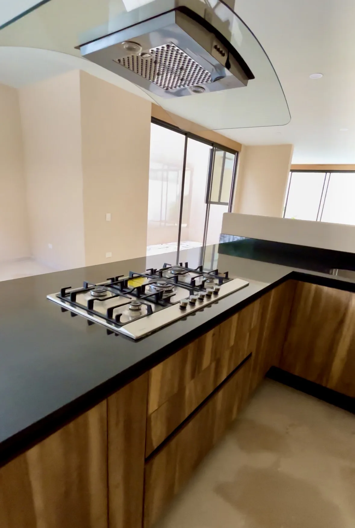 Kitchen with gas cooktop and granite countertop – 3-bedroom house in Residencial Valenia, Playa del Carmen