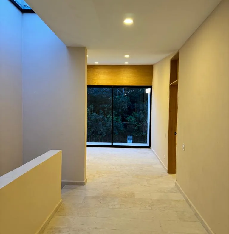 Upstairs room with window – 3-bedroom house in Residencial Valenia, Playa del Carmen