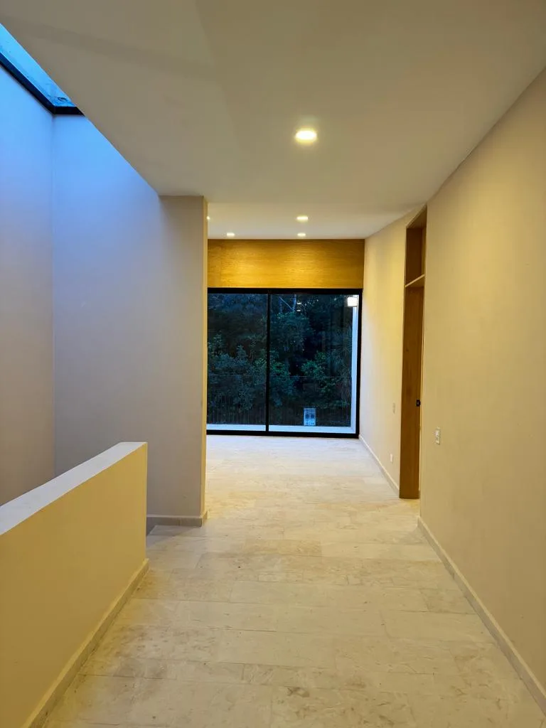 Upstairs room with window – 3-bedroom house in Residencial Valenia, Playa del Carmen