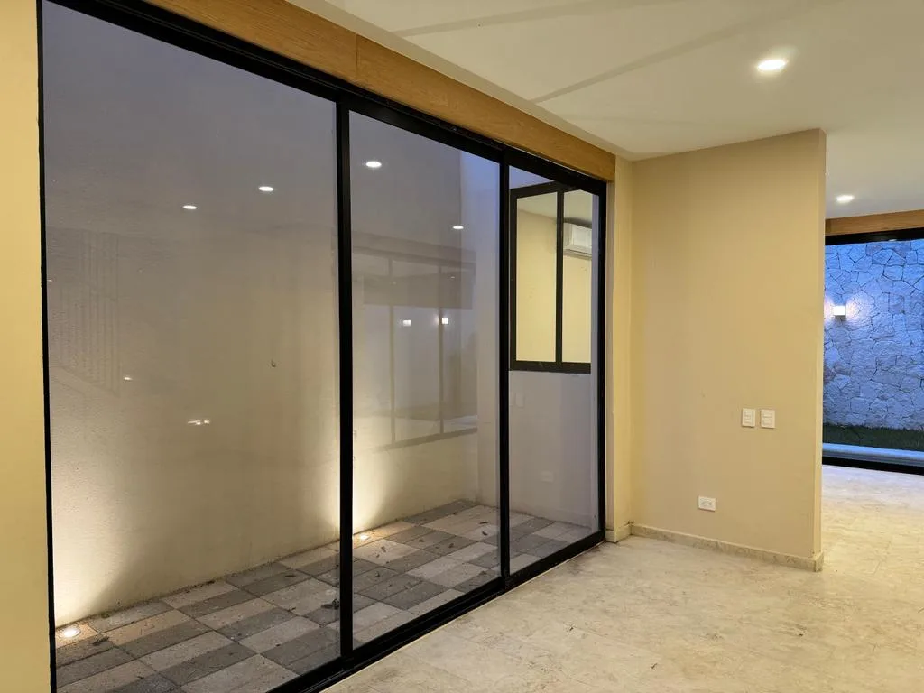 Living room with sliding glass doors – 3-bedroom house in Residencial Valenia, Playa del Carmen
