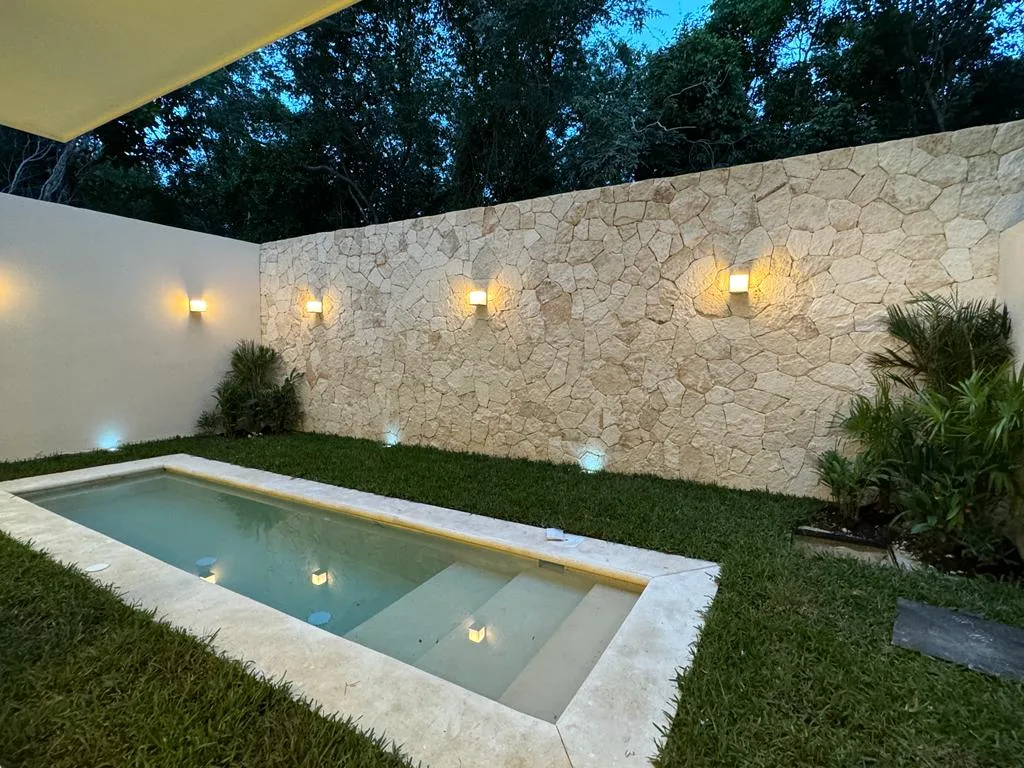Pool and garden with stone wall – 3-bedroom house in Residencial Valenia, Playa del Carmen