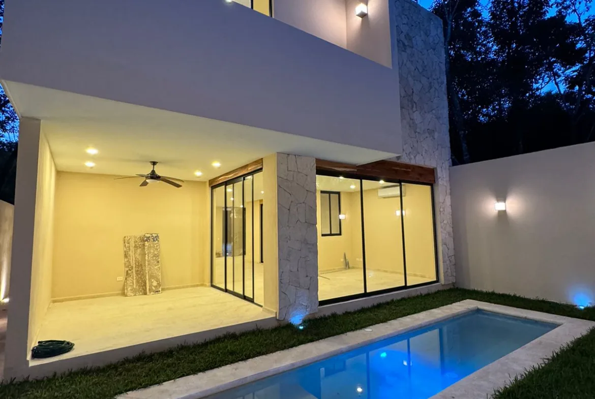 Rear facade and pool at dusk – 3-bedroom house in Residencial Valenia, Playa del Carmen