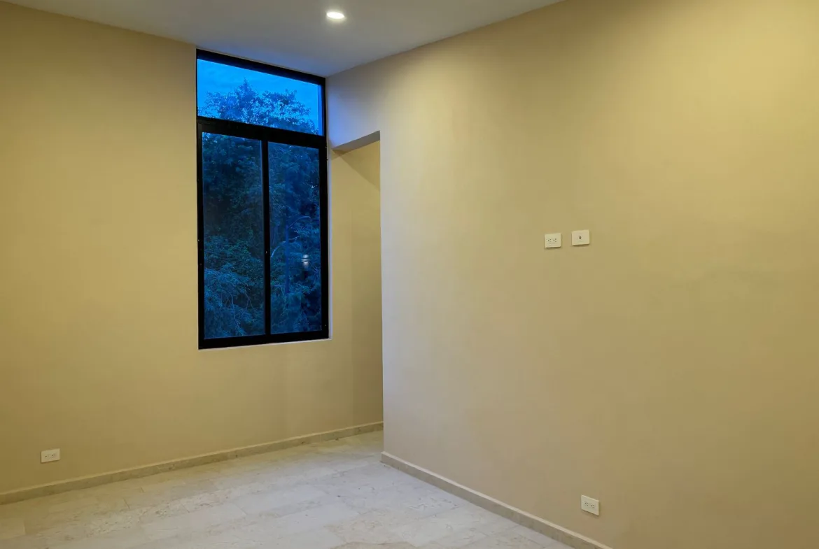Bedroom with tall window – 3-bedroom house in Residencial Valenia, Playa del Carmen