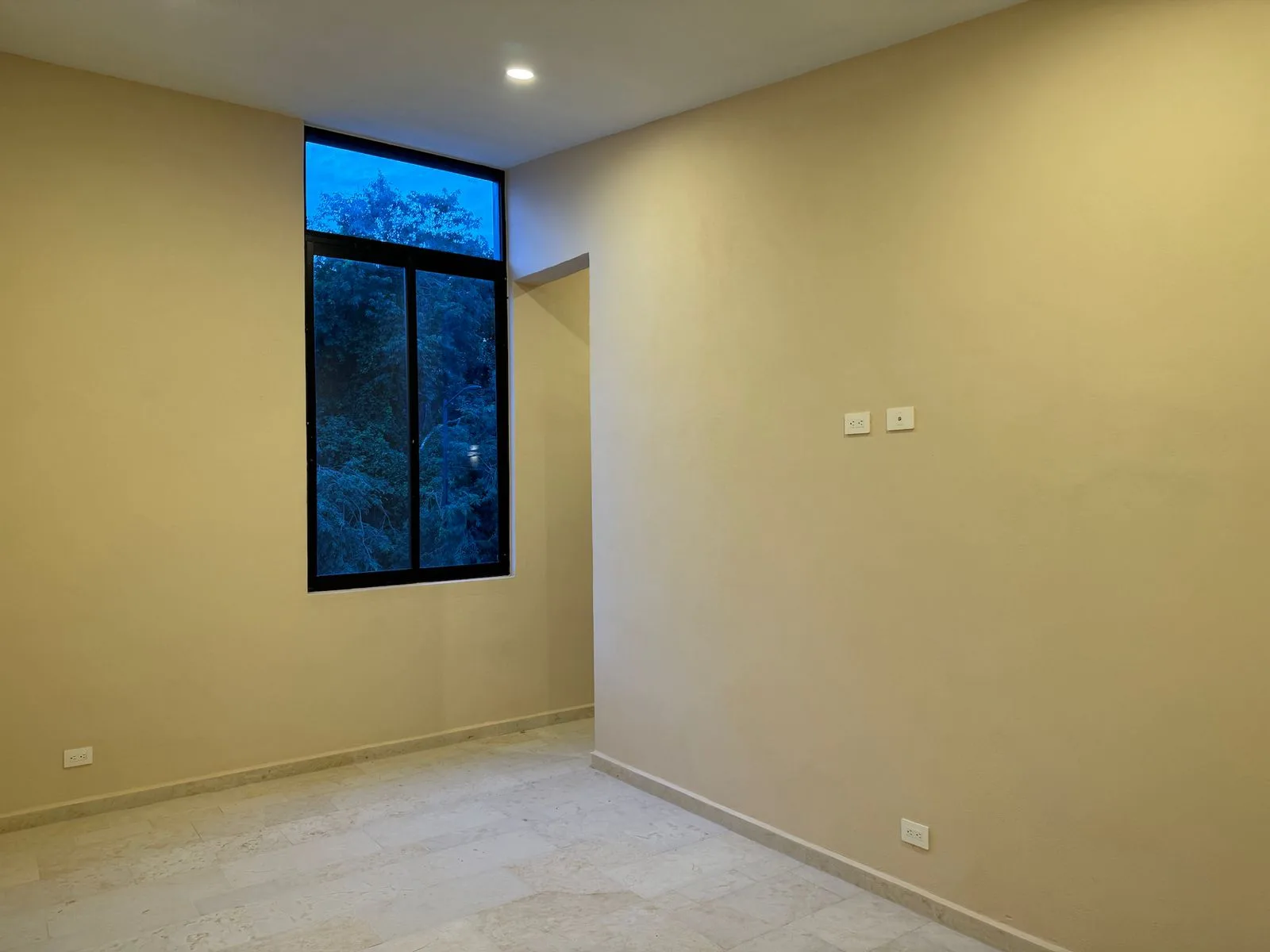 Bedroom with tall window – 3-bedroom house in Residencial Valenia, Playa del Carmen