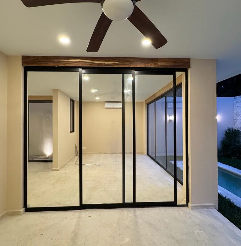 Living room with sliding glass doors to the terrace – 3-bedroom house in Residencial Valenia, Playa del Carmen