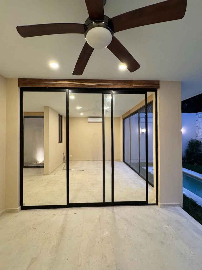 Living room with sliding glass doors to the terrace – 3-bedroom house in Residencial Valenia, Playa del Carmen