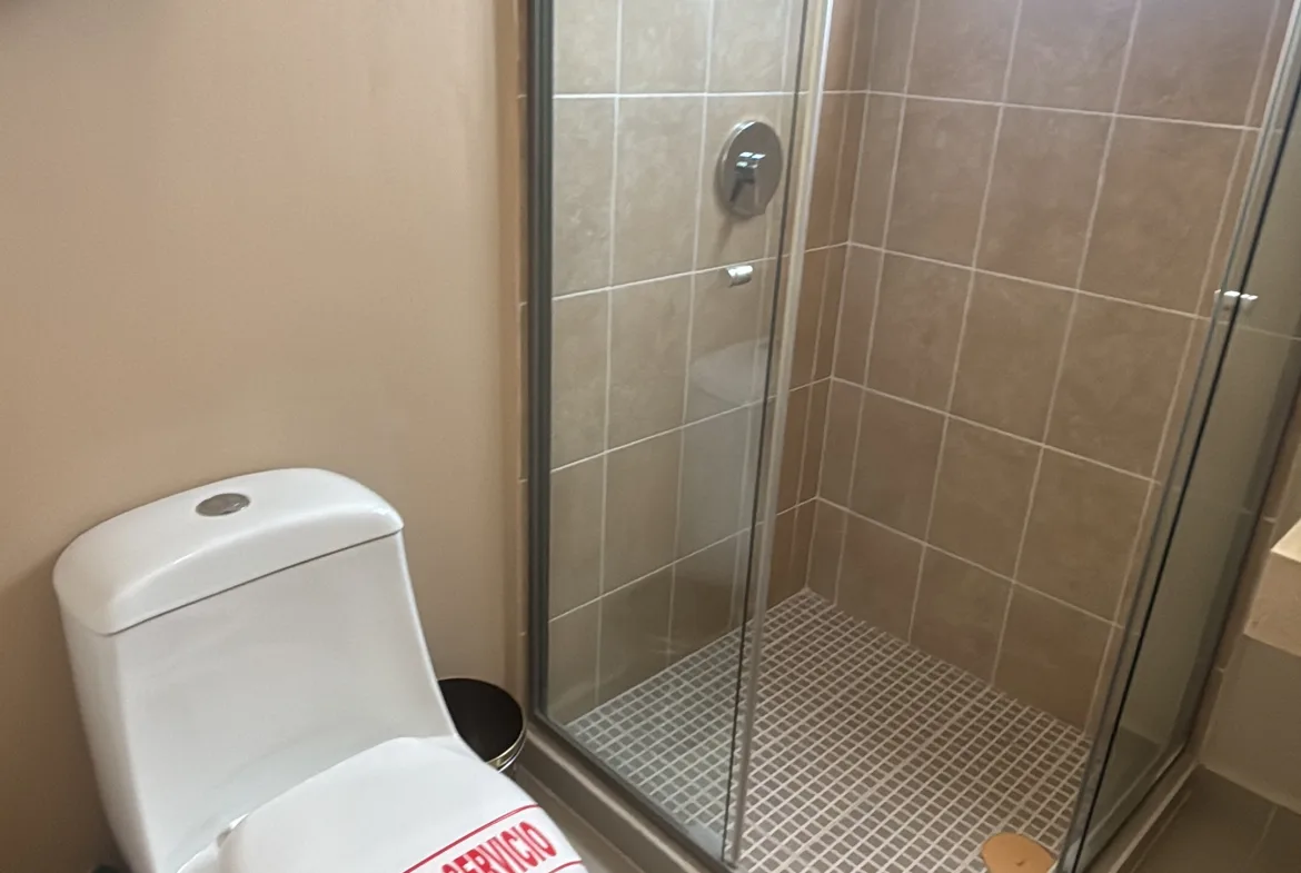 Bathroom with walk-in shower – 3-bedroom house in Playa del Carmen