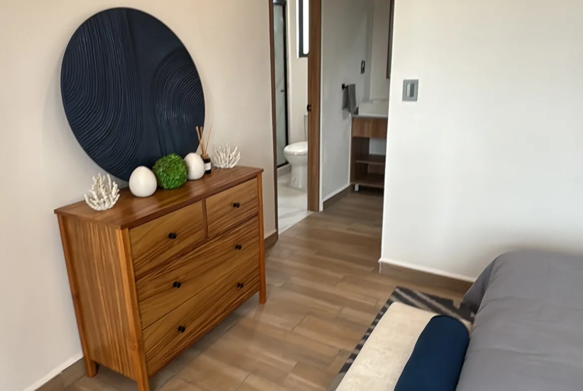 Recámara con cómoda de madera – casa de 2 recámaras en Playa del Carmen