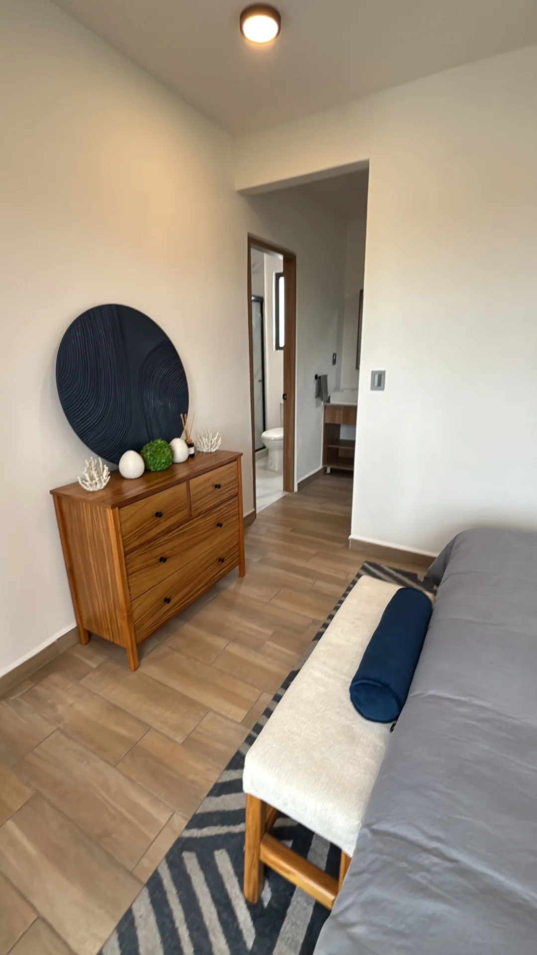 Recámara con cómoda de madera – casa de 2 recámaras en Playa del Carmen