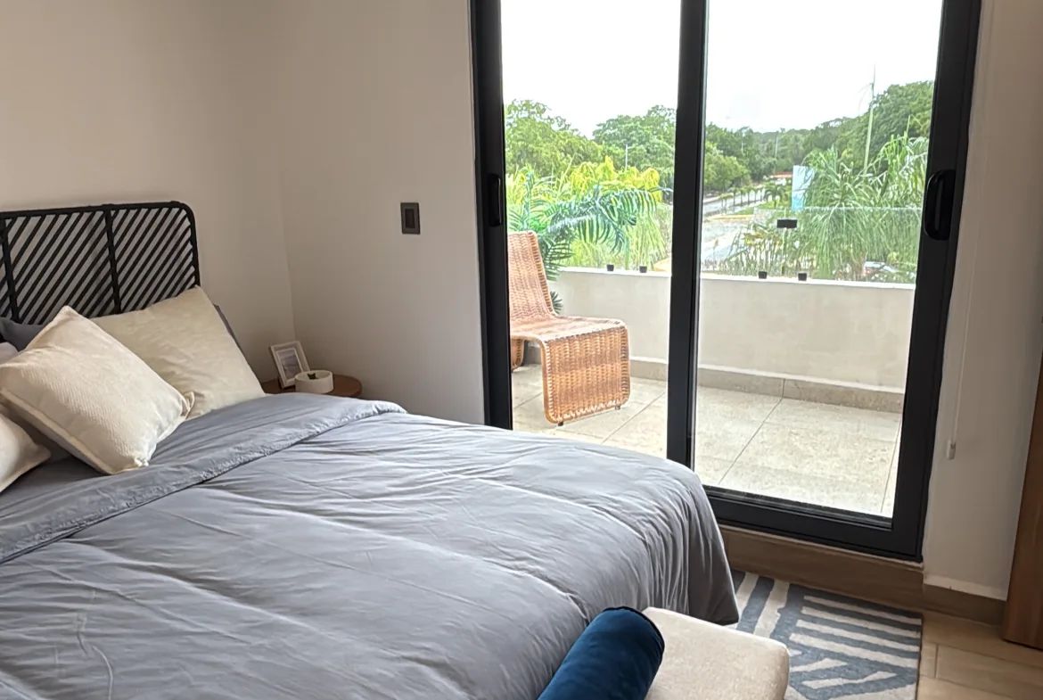 Recámara con balcón y vista verde – casa de 2 recámaras en Playa del Carmen