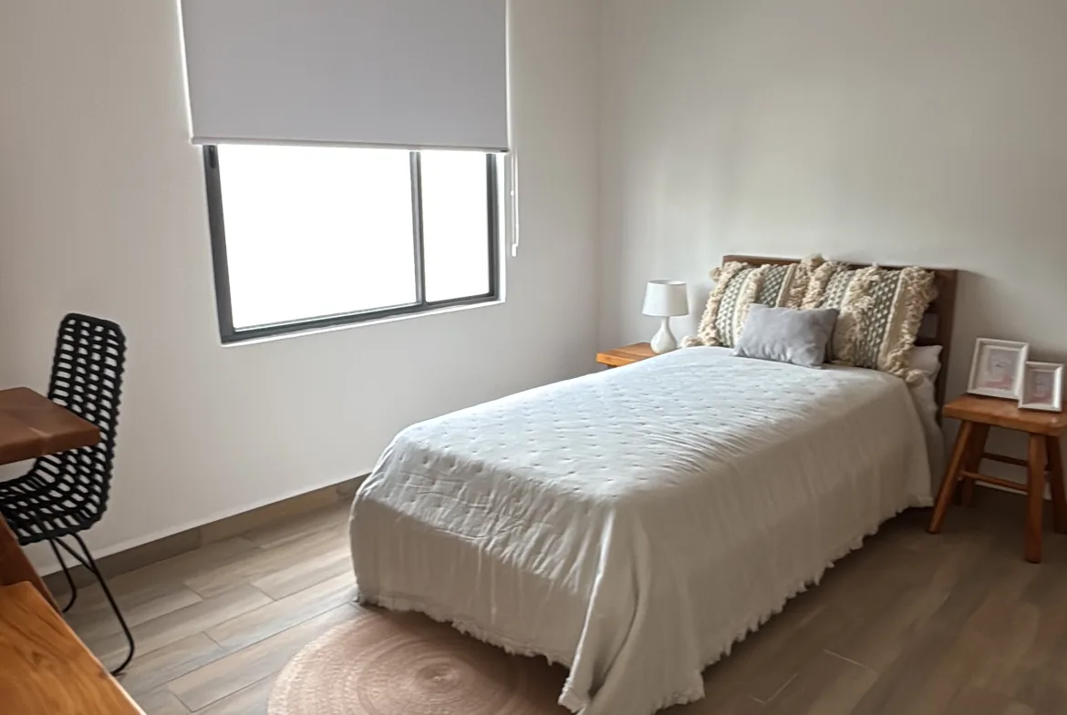 Segunda recámara con ventana – casa de 2 recámaras en Playa del Carmen