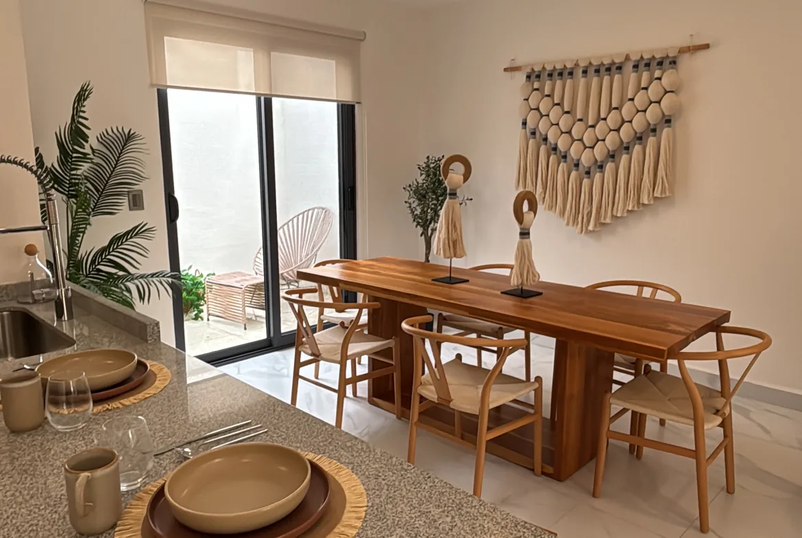Comedor con salida a la terraza – casa de 2 recámaras en Playa del Carmen