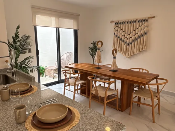 Comedor con salida a la terraza – casa de 2 recámaras en Playa del Carmen