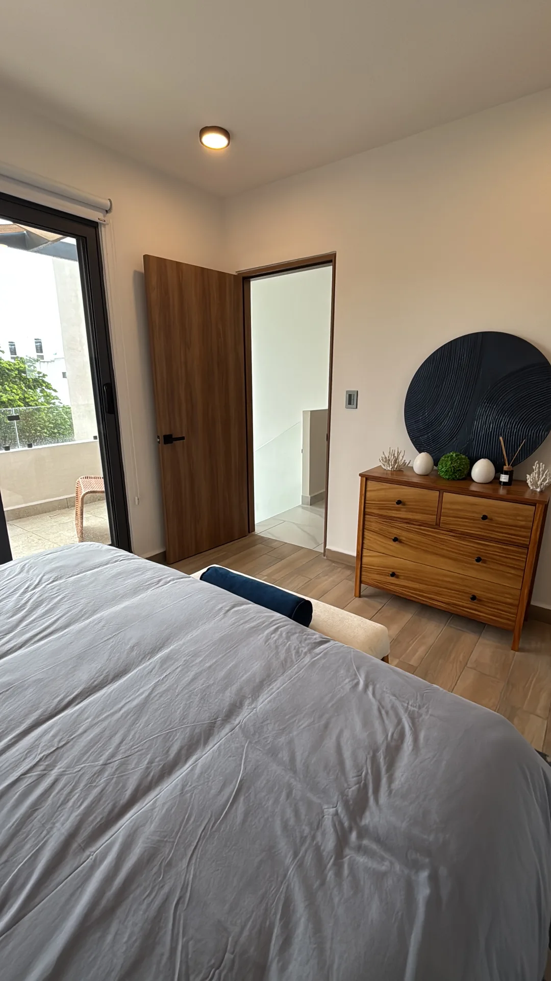 Recámara con salida al balcón – casa de 2 recámaras en Playa del Carmen