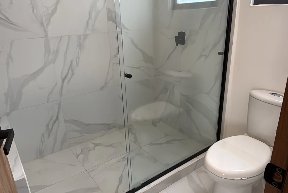 Baño con regadera acabado mármol – casa de 2 recámaras en Playa del Carmen