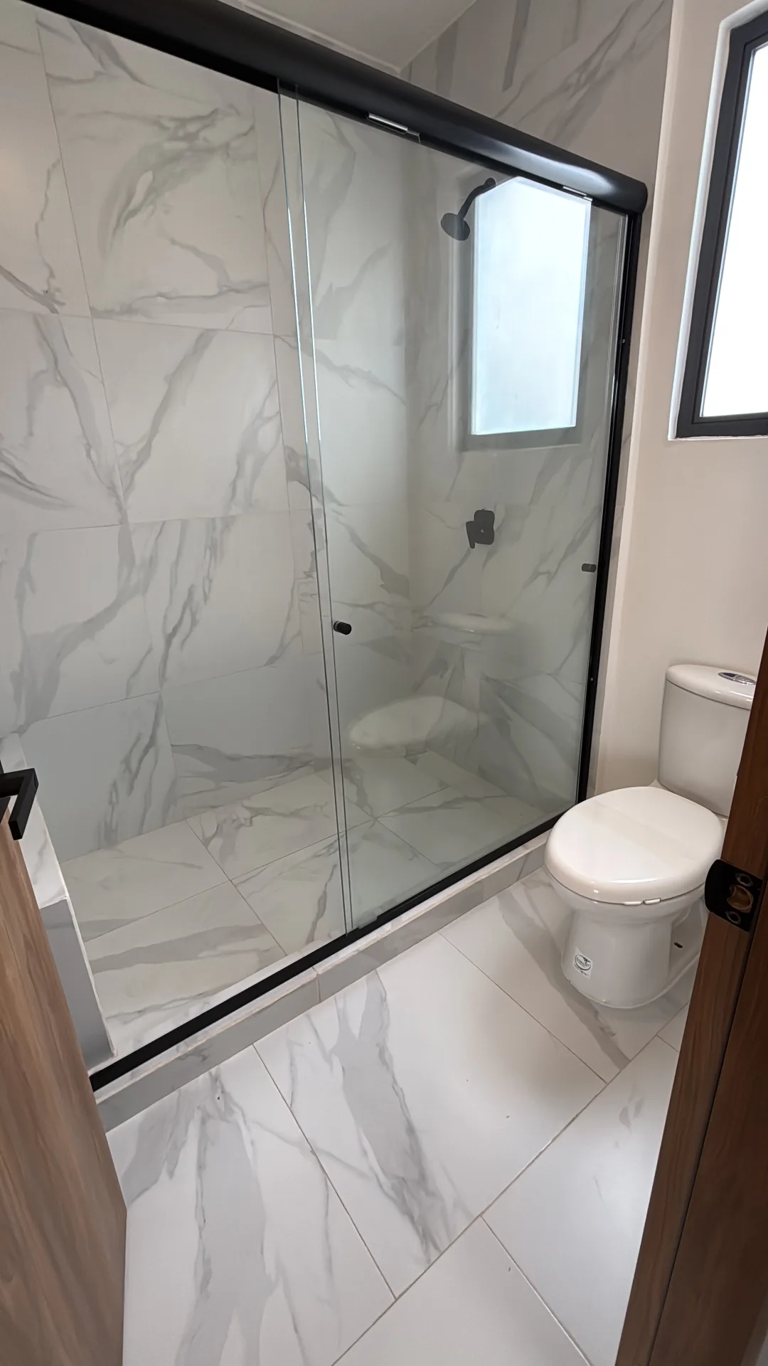 Baño con regadera acabado mármol – casa de 2 recámaras en Playa del Carmen