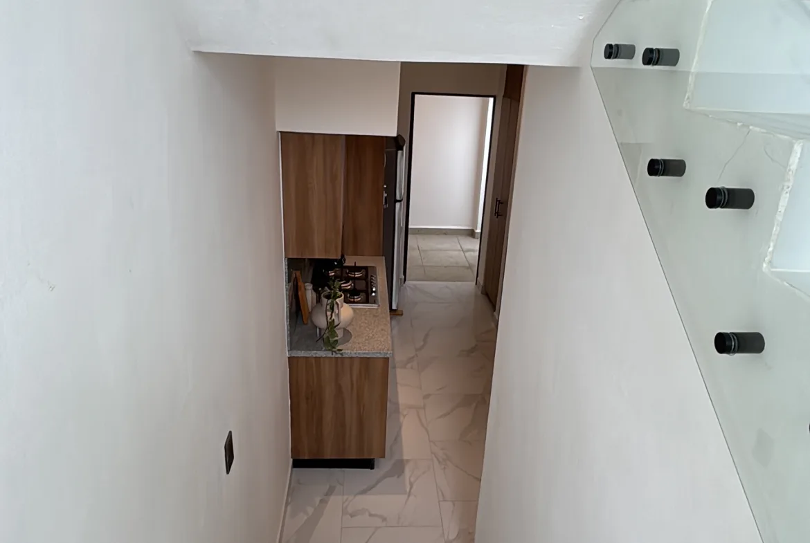 Escalera y pasillo de planta alta – casa de 2 recámaras en Playa del Carmen
