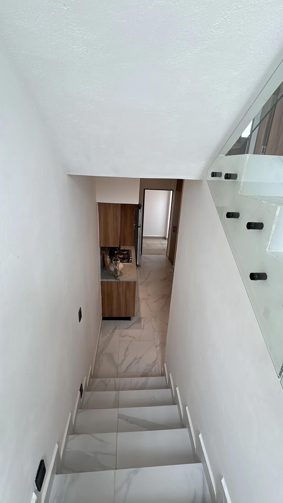Escalera y pasillo de planta alta – casa de 2 recámaras en Playa del Carmen