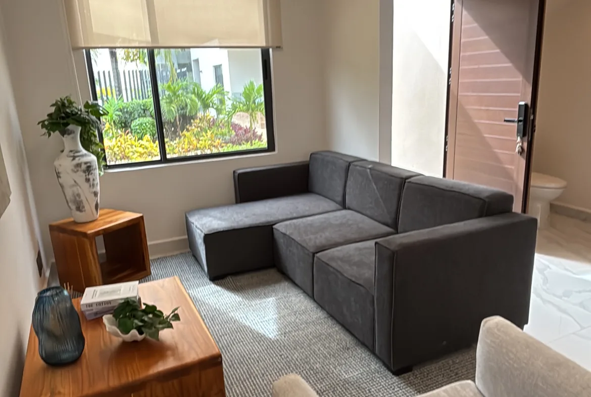 Sala con ventana al jardín – casa de 2 recámaras en Playa del Carmen