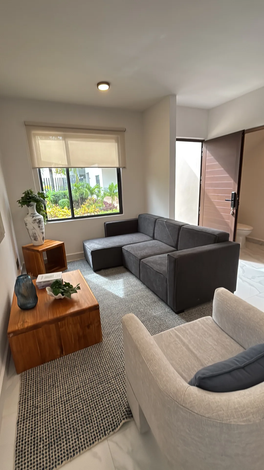 Sala con ventana al jardín – casa de 2 recámaras en Playa del Carmen