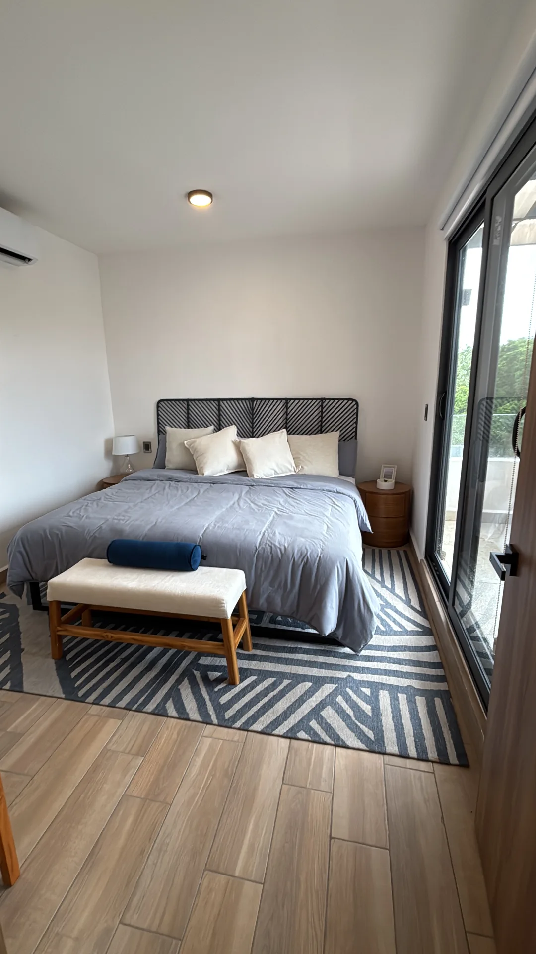 Recámara principal con balcón – casa de 2 recámaras en Playa del Carmen