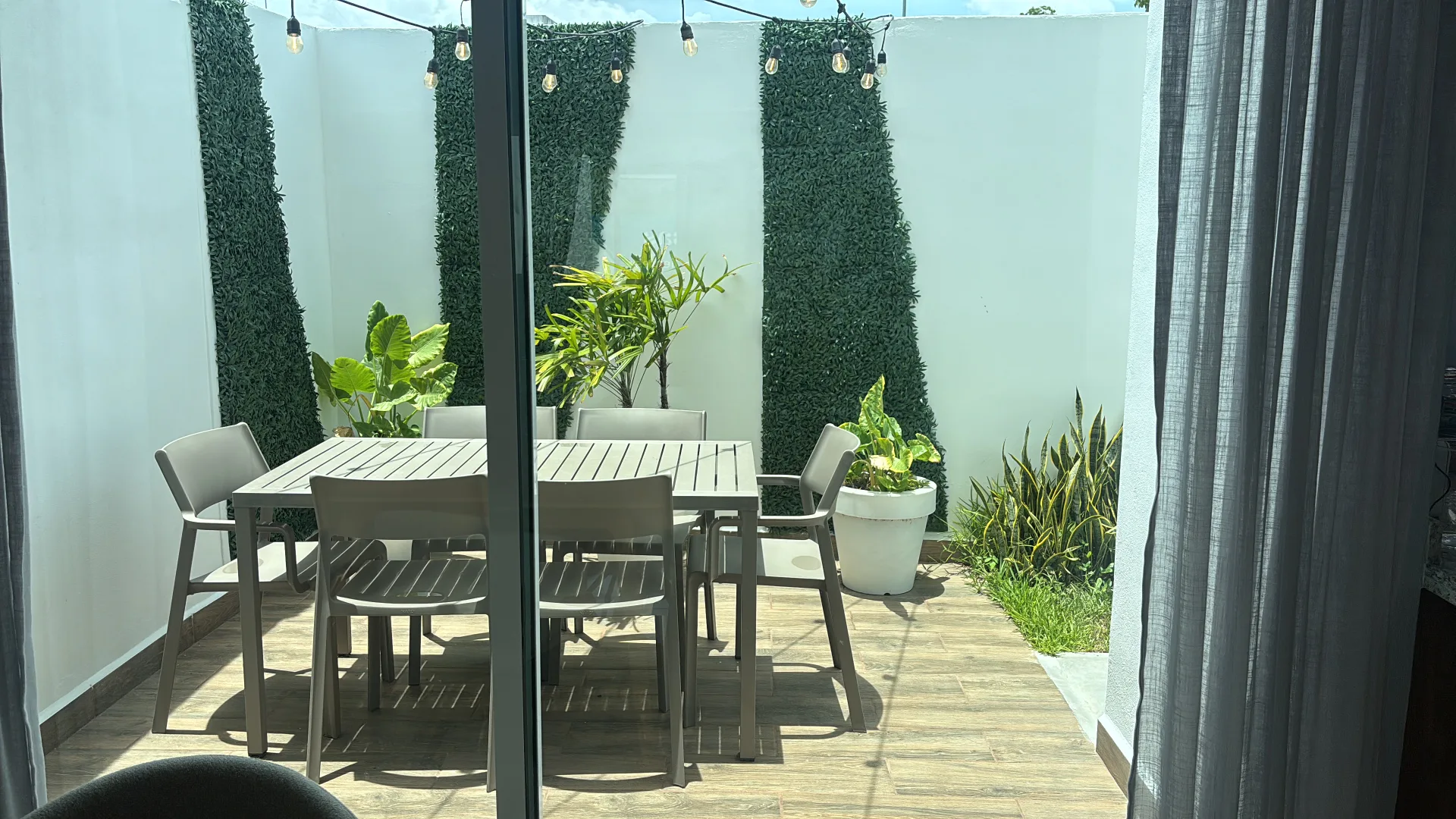 Private patio with outdoor dining set – 3-bedroom house in Playa del Carmen