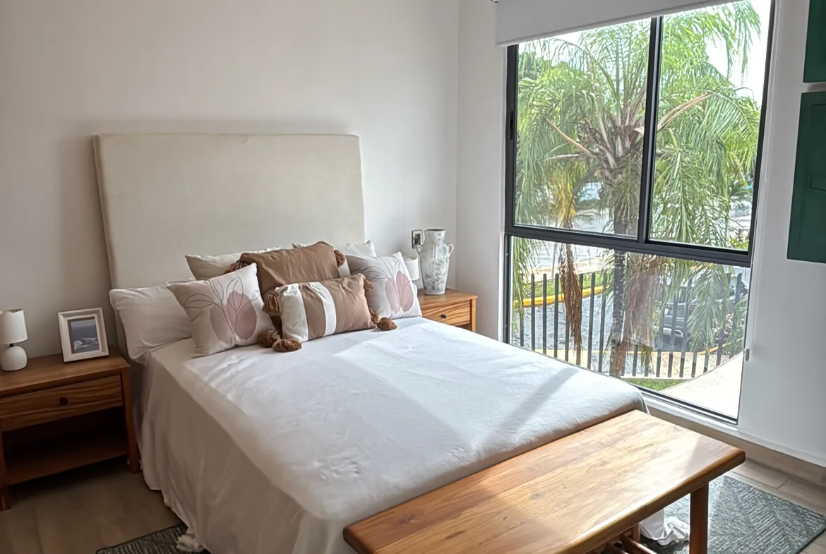 Recámara con ventana al jardín – casa de 2 recámaras en Playa del Carmen