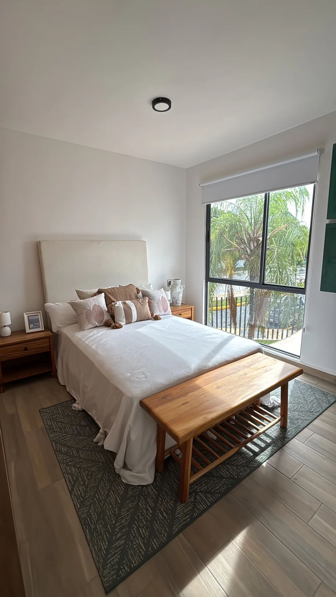 Recámara con ventana al jardín – casa de 2 recámaras en Playa del Carmen
