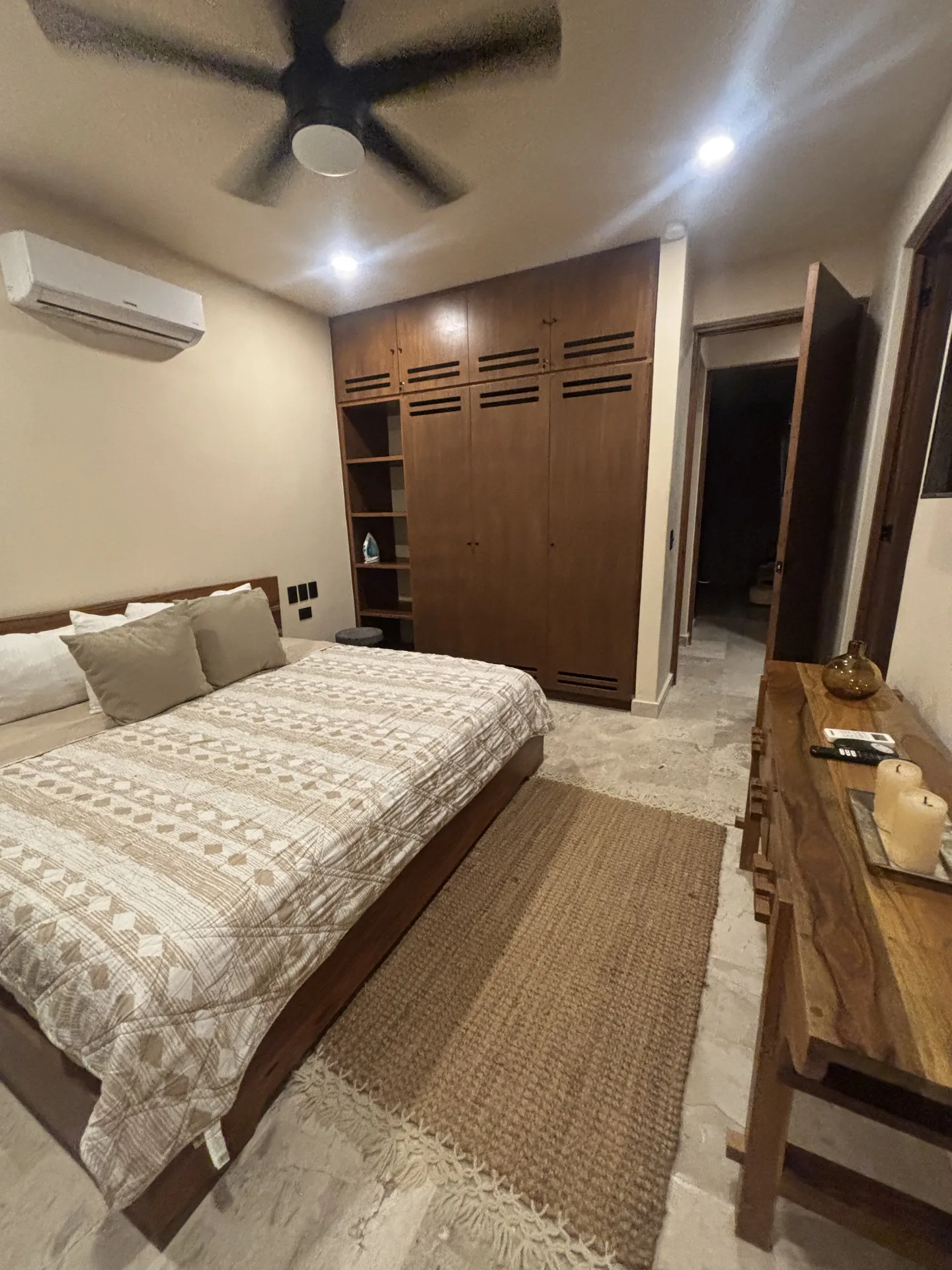 Recámara con clóset de madera – departamento de 2 recámaras en La Veleta, Tulum