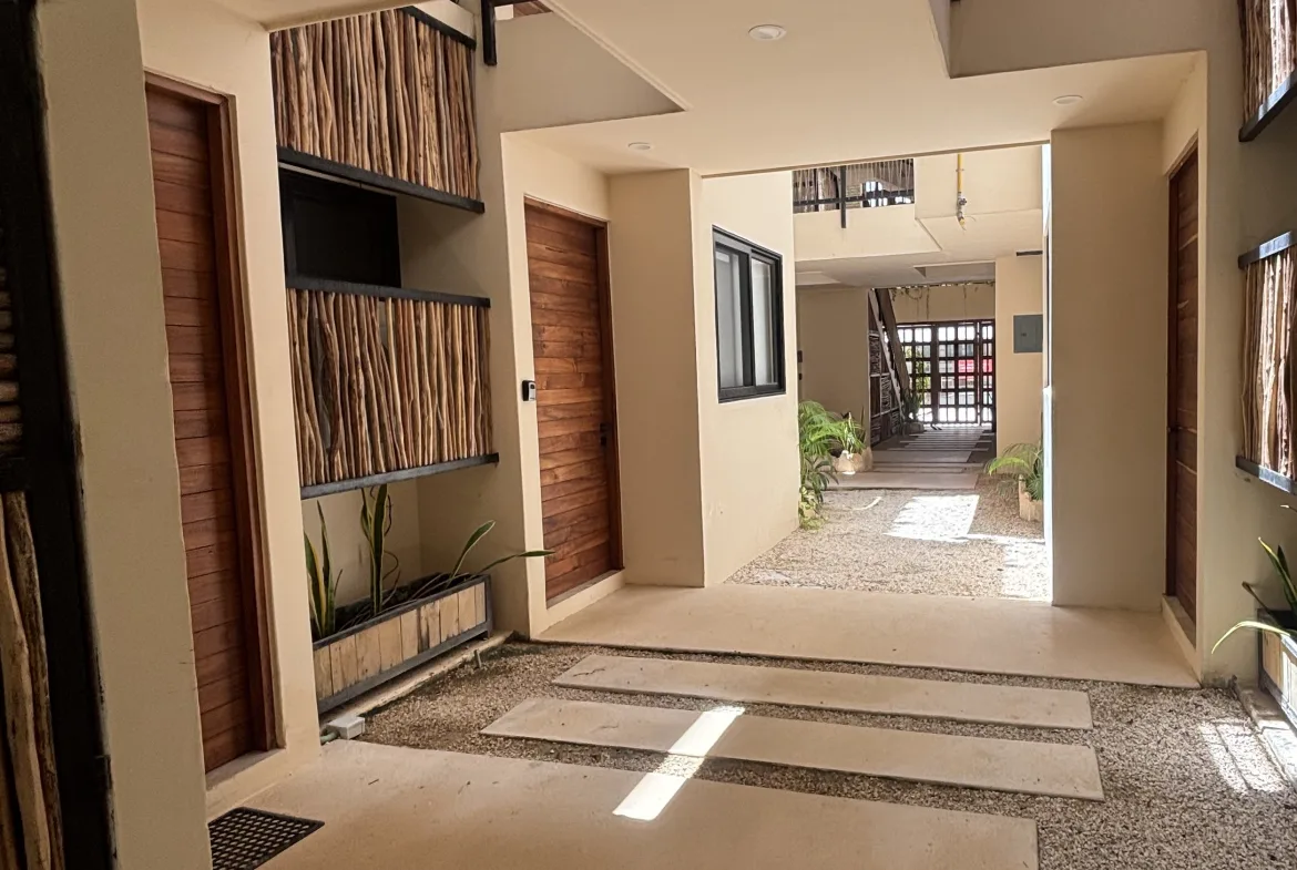 Acceso al edificio y patio interior – departamento de 2 recámaras en La Veleta, Tulum