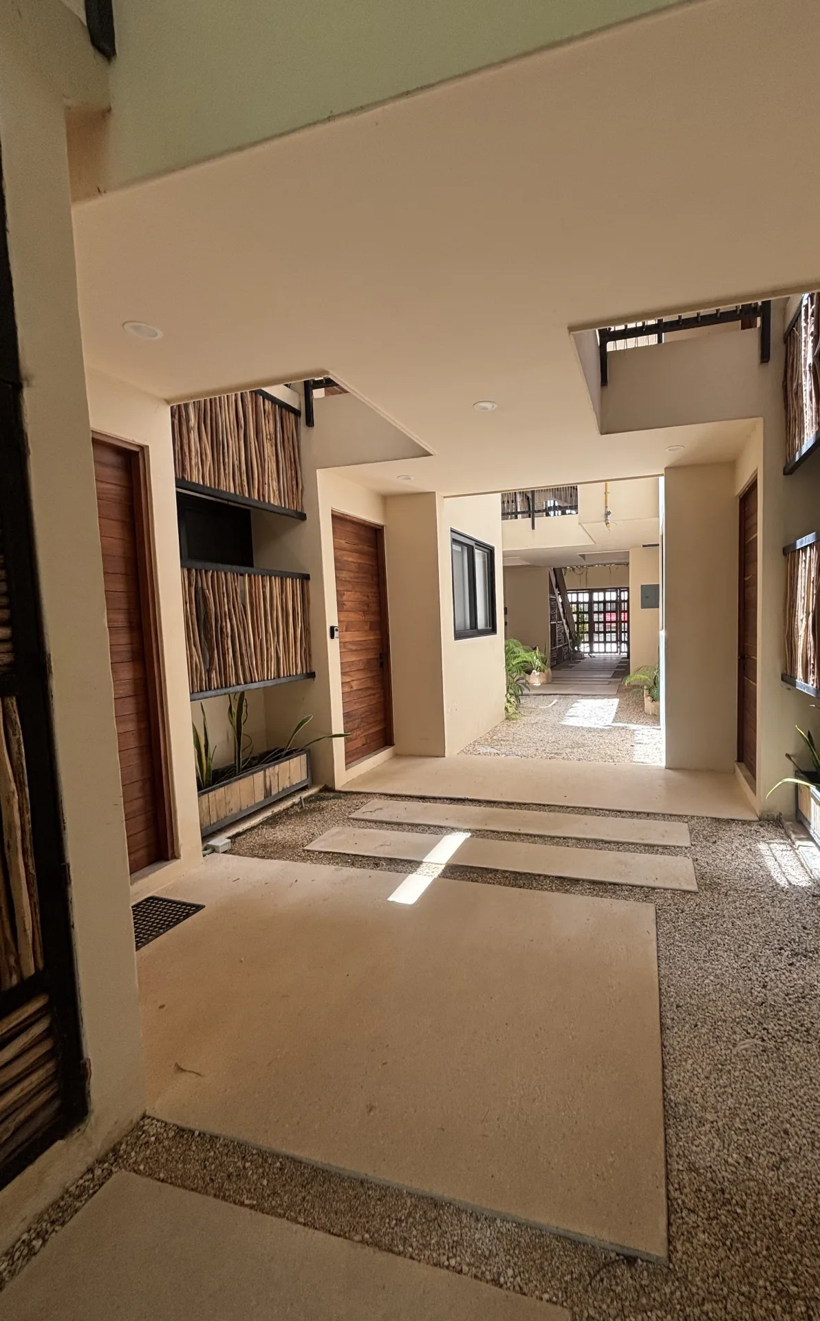 Acceso al edificio y patio interior – departamento de 2 recámaras en La Veleta, Tulum
