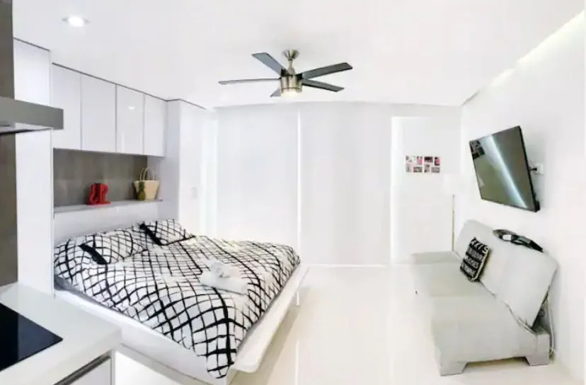 Bedroom with ceiling fan and TV – 1-bedroom condo in Playa del Carmen