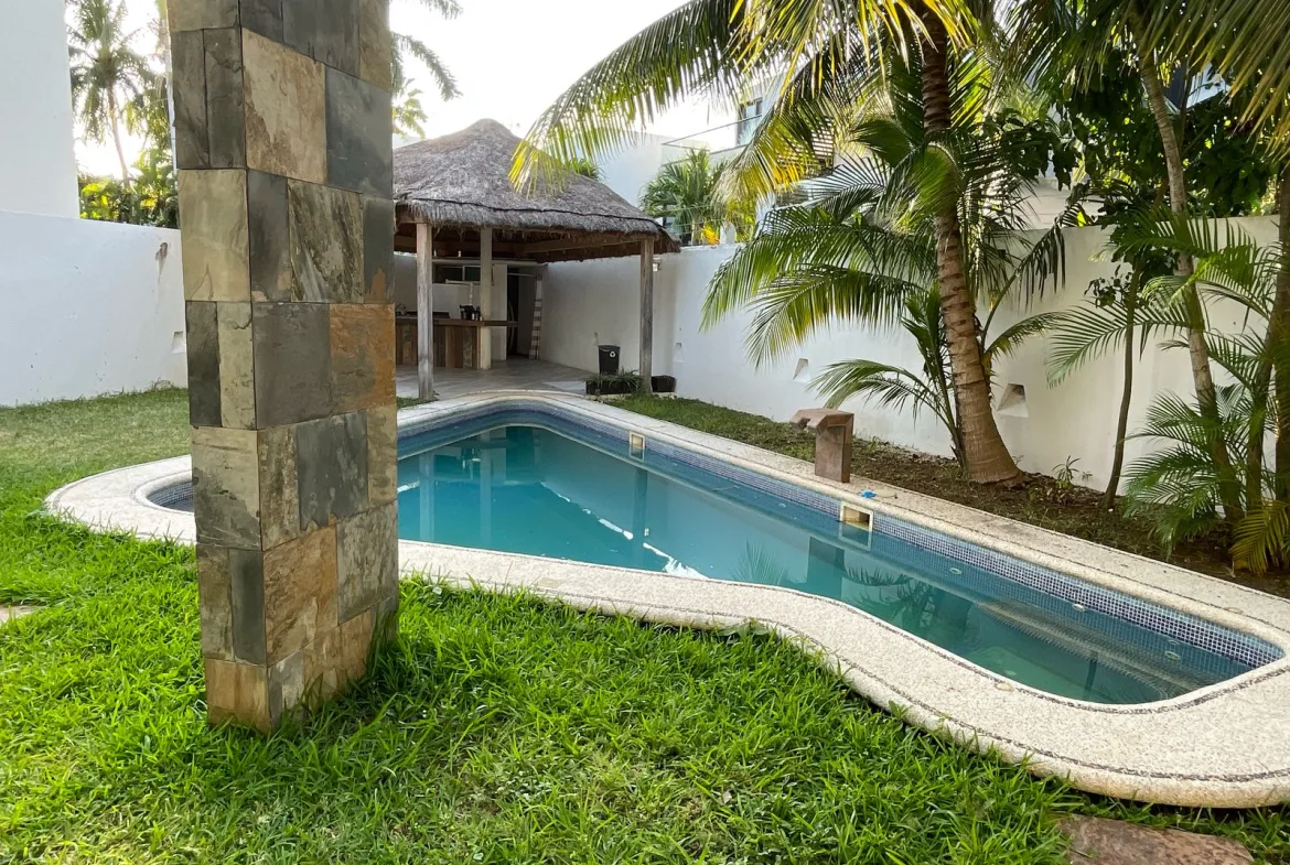Private pool and garden with palm trees – 5-bedroom house in Villa Magna, Cancun