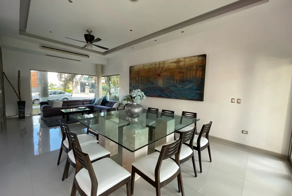 Dining room with glass table and garden views – 5-bedroom house in Villa Magna, Cancun