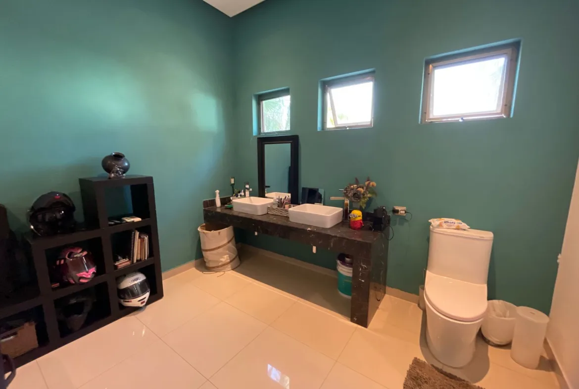 Bathroom with green accent wall – 5-bedroom house in Villa Magna, Cancun
