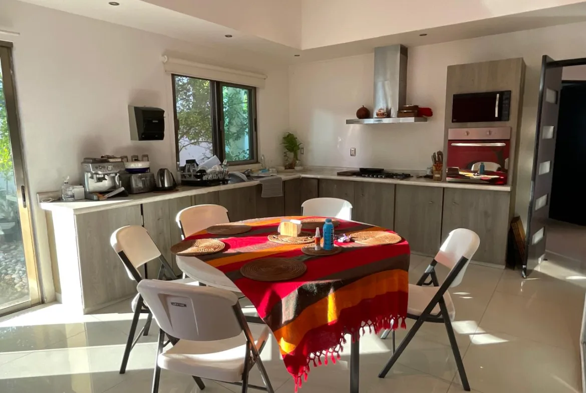 Kitchen with breakfast table – 5-bedroom house in Villa Magna, Cancun