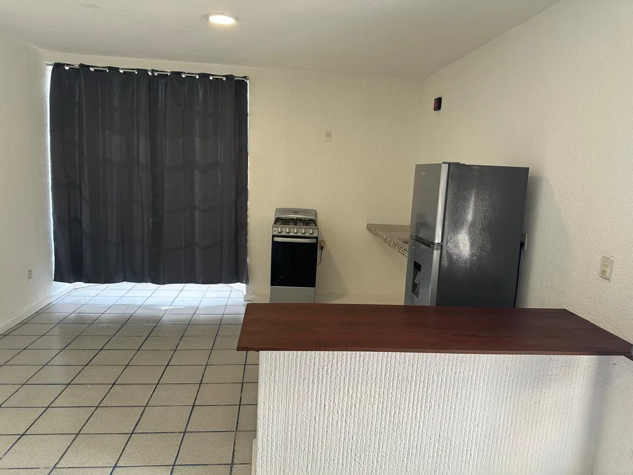 Cocina con barra desayunadora – departamento de 2 recámaras en Cancún
