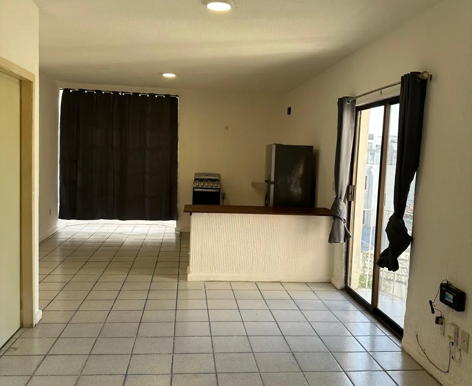 Sala y cocina integradas – departamento de 2 recámaras en Cancún