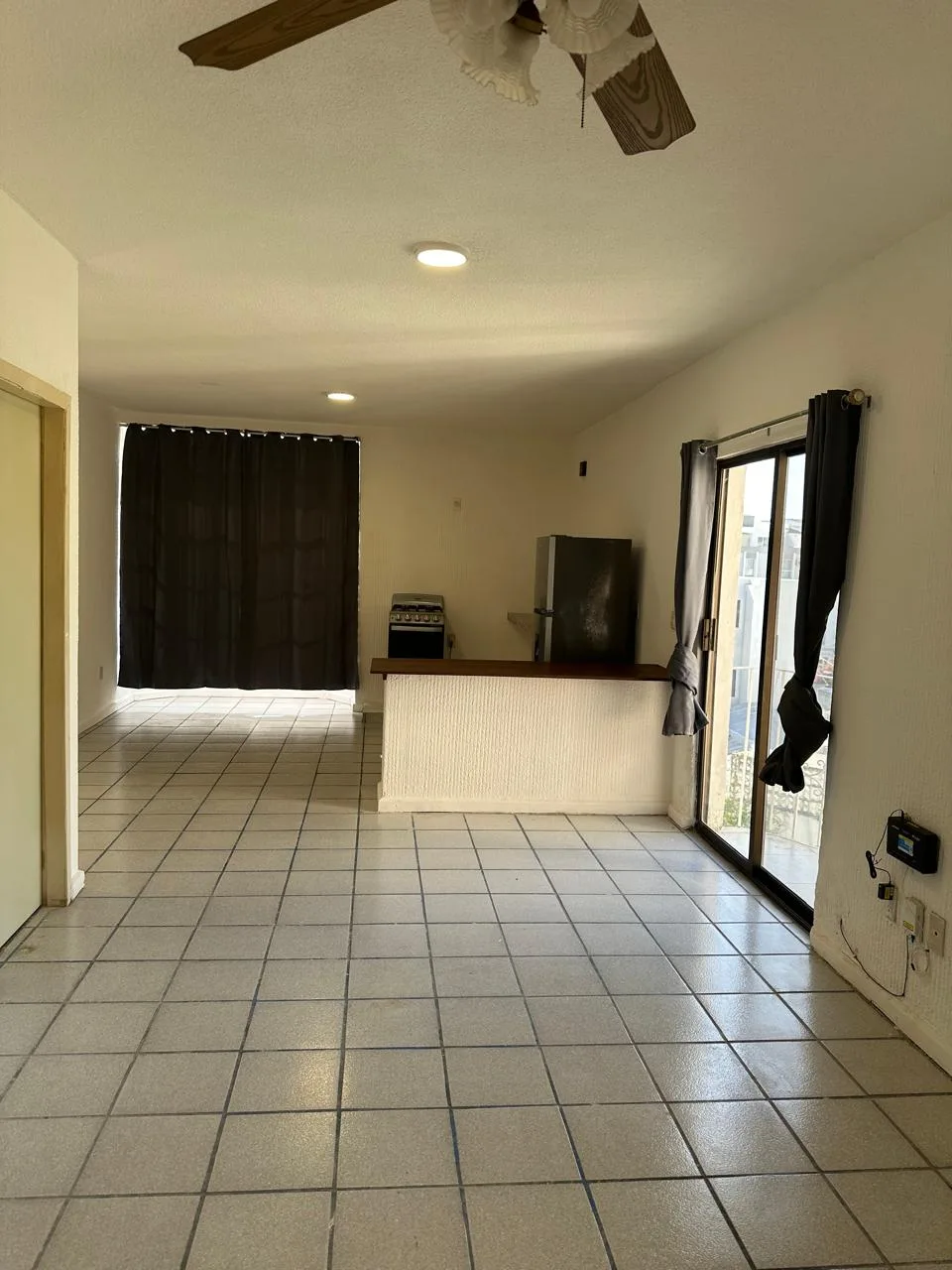 Sala y cocina integradas – departamento de 2 recámaras en Cancún