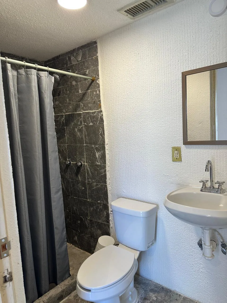 Baño con regadera – departamento de 2 recámaras en Cancún